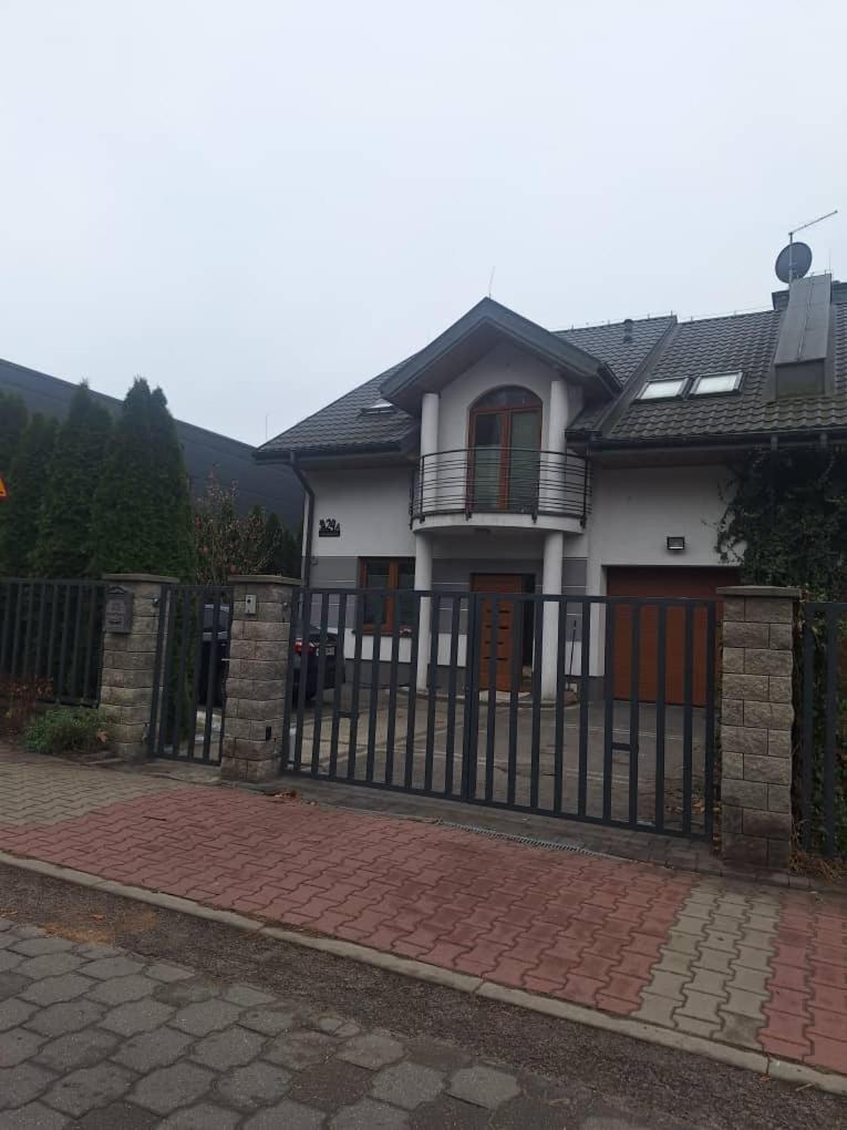 ורשה Villa Varzob מראה חיצוני תמונה